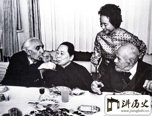 难得一见!晚年的宋庆龄在和谁喝<a href=