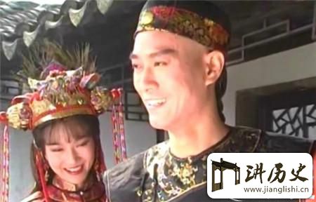 <rb>乾</rb><rt>qián</rt><rb>隆</rb><rt>lóng</rt><rb>南</rb><rt>nán</rt><rb>巡</rb><rt>xún</rt><rb>时</rb><rt>shí</rt><rb>为</rb><rt>wéi</rt><rb>何</rb><rt>hé</rt><rb>官</rb><rt>guān</rt><rb>员</rb><rt>yuán</rt><rb>要</rb><rt>yào</rt><rb>准</rb><rt>zhǔn</rt><rb>备</rb><rt>bèi</rt><rb>成</rb><rt>chéng</rt><rb>千</rb><rt>qiān</rt><rb>上</rb><rt>shàng</rt><rb>万</rb><rt>wàn</rt><rb>盆</rb><rt>pén</rt><rb>盂</rb><rt>yú</rt>?