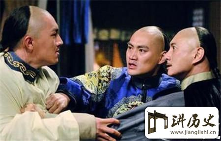 <rb>老</rb><rt>lǎo</rt><rb>十</rb><rt>shí</rt><rb>四</rb><rt>sì</rt><rb>手</rb><rt>shǒu</rt><rb>握</rb><rt>wò</rt><rb>重</rb><rt>zhòng</rt><rb>兵</rb><rt>bīng</rt><rb>却</rb><rt>què</rt><rb>为</rb><rt>wéi</rt><rb>何</rb><rt>hé</rt><rb>没</rb><rt>méi</rt><rb>有</rb><rt>yǒu</rt><rb>发</rb><rt>fā</rt><rb>兵</rb><rt>bīng</rt><rb>向</rb><rt>xiàng</rt><rb>四</rb><rt>sì</rt><rb>哥</rb><rt>gē</rt><rb>争</rb><rt>zhēng</rt><rb>夺</rb><rt>duó</rt><rb>皇</rb><rt>huáng</rt><rb>位</rb><rt>wèi</rt>