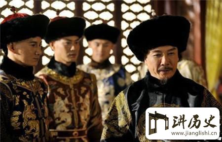 <rb>老</rb><rt>lǎo</rt><rb>十</rb><rt>shí</rt><rb>四</rb><rt>sì</rt><rb>手</rb><rt>shǒu</rt><rb>握</rb><rt>wò</rt><rb>重</rb><rt>zhòng</rt><rb>兵</rb><rt>bīng</rt><rb>却</rb><rt>què</rt><rb>为</rb><rt>wéi</rt><rb>何</rb><rt>hé</rt><rb>没</rb><rt>méi</rt><rb>有</rb><rt>yǒu</rt><rb>发</rb><rt>fā</rt><rb>兵</rb><rt>bīng</rt><rb>向</rb><rt>xiàng</rt><rb>四</rb><rt>sì</rt><rb>哥</rb><rt>gē</rt><rb>争</rb><rt>zhēng</rt><rb>夺</rb><rt>duó</rt><rb>皇</rb><rt>huáng</rt><rb>位</rb><rt>wèi</rt>
