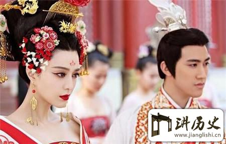 <rb>皇</rb><rt>huáng</rt><rb>帝</rb><rt>dì</rt><rb>后</rb><rt>hòu</rt><rb>宫</rb><rt>gōng</rt><rb>佳</rb><rt>jiā</rt><rb>丽</rb><rt>lì</rt><rb>三</rb><rt>sān</rt><rb>千</rb><rt>qiān</rt><rb>那</rb><rt>nà</rt><rb>女</rb><rt>nǚ</rt><rb>皇</rb><rt>huáng</rt><rb>帝</rb><rt>dì</rt><rb>呢</rb><rt>ne</rt>?<rb>是</rb><rt>shì</rt><rb>否</rb><rt>fǒu</rt><rb>也</rb><rt>yě</rt><rb>有</rb><rt>yǒu</rt><rb>很</rb><rt>hěn</rt><rb>多</rb><rt>duō</rt><rb>男</rb><rt>nán</rt><rb>人</rb><rt>rén</rt>