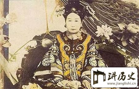 <rb>慈</rb><rt>cí</rt><rb>禧</rb><rt>xǐ</rt><rb>脾</rb><rt>pí</rt><rb>气</rb><rt>qì</rt><rb>暴</rb><rt>bào</rt><rb>躁</rb><rt>zào</rt><rb>如</rb><rt>rú</rt><rb>雷</rb><rt>léi</rt><rb>第</rb><rt>dì</rt><rb>一</rb><rt>yī</rt><rb>次</rb><rt>cì</rt><rb>坐</rb><rt>zuò</rt><rb>汽</rb><rt>qì</rt><rb>车</rb><rt>chē</rt><rb>就</rb><rt>jiù</rt><rb>得</rb><rt>dé</rt><rb>了</rb><rt>le</rt>&</ruby><ruby>ldquo</ruby><ruby><rb>路</rb><rt>lù</rt><rb>怒</rb><rt>nù</rt><rb>症</rb><rt>zhèng</rt>&</ruby><ruby>rdquo</ruby><ruby>