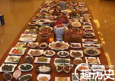 <rb>明</rb><rt>míng</rt><rb>朝</rb><rt>cháo</rt><rb>皇</rb><rt>huáng</rt><rb>帝</rb><rt>dì</rt><rb>一</rb><rt>yī</rt><rb>日</rb><rt>rì</rt><rb>三</rb><rt>sān</rt><rb>餐</rb><rt>cān</rt><rb>都</rb><rt>dōu</rt><rb>吃</rb><rt>chī</rt><rb>什</rb><rt>shí</rt><rb>么</rb><rt>me</rt>