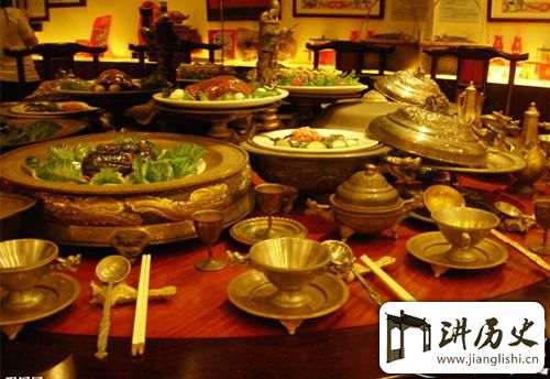 <rb>明</rb><rt>míng</rt><rb>朝</rb><rt>cháo</rt><rb>皇</rb><rt>huáng</rt><rb>帝</rb><rt>dì</rt><rb>一</rb><rt>yī</rt><rb>日</rb><rt>rì</rt><rb>三</rb><rt>sān</rt><rb>餐</rb><rt>cān</rt><rb>都</rb><rt>dōu</rt><rb>吃</rb><rt>chī</rt><rb>什</rb><rt>shí</rt><rb>么</rb><rt>me</rt>
