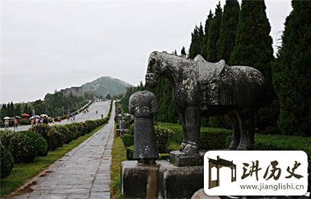 <rb>揭</rb><rt>jiē</rt><rb>秘</rb><rt>mì</rt><rb>武</rb><rt>wǔ</rt><rb>则</rb><rt>zé</rt><rb>天</rb><rt>tiān</rt><rb>乾</rb><rt>qián</rt><rb>陵</rb><rt>líng</rt><rb>无</rb><rt>wú</rt><rb>坚</rb><rt>jiān</rt><rb>不</rb><rt>bú</rt><rb>摧</rb><rt>cuī</rt><rb>守</rb><rt>shǒu</rt><rb>陵</rb><rt>líng</rt><rb>石</rb><rt>shí</rt><rb>像</rb><rt>xiàng</rt><rb>竟</rb><rt>jìng</rt><rb>无</rb><rt>wú</rt><rb>头</rb><rt>tóu</rt>!