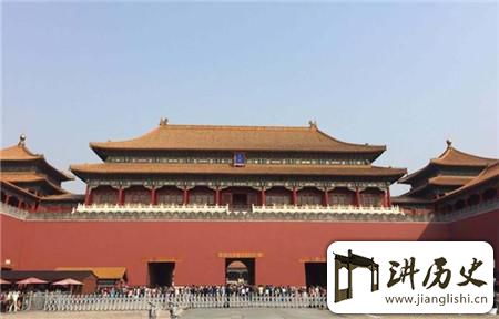 <rb>九</rb><rt>jiǔ</rt><rb>龙</rb><rt>lóng</rt><rb>壁</rb><rt>bì</rt><rb>重</rb><rt>zhòng</rt><rb>达</rb><rt>dá</rt>300<rb>吨</rb><rt>dūn</rt><rb>它</rb><rt>tā</rt><rb>是</rb><rt>shì</rt><rb>如</rb><rt>rú</rt><rb>何</rb><rt>hé</rt><rb>运</rb><rt>yùn</rt><rb>到</rb><rt>dào</rt><rb>紫</rb><rt>zǐ</rt><rb>禁</rb><rt>jìn</rt><rb>城</rb><rt>chéng</rt><rb>的</rb><rt>de</rt>?