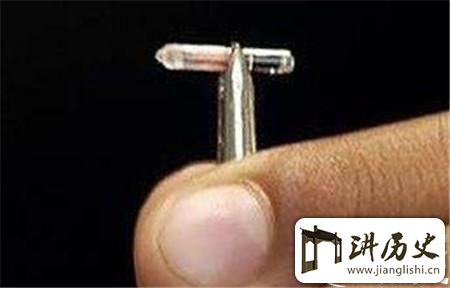 <rb>拿</rb><rt>ná</rt><rb>破</rb><rt>pò</rt><rb>仑</rb><rt>lún</rt><rb>头</rb><rt>tóu</rt><rb>部</rb><rt>bù</rt><rb>晶</rb><rt>jīng</rt><rb>片</rb><rt>piàn</rt><rb>之</rb><rt>zhī</rt><rb>谜</rb><rt>mí</rt><rb>难</rb><rt>nán</rt><rb>道</rb><rt>dào</rt><rb>真</rb><rt>zhēn</rt><rb>的</rb><rt>de</rt><rb>有</rb><rt>yǒu</rt><rb>外</rb><rt>wài</rt><rb>星</rb><rt>xīng</rt><rb>人</rb><rt>rén</rt>?