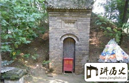 <rb>华</rb><rt>huá</rt><rb>佗</rb><rt>tuó</rt><rb>去</rb><rt>qù</rt><rb>世</rb><rt>shì</rt><rb>后</rb><rt>hòu</rt><rb>为</rb><rt>wéi</rt><rb>何</rb><rt>hé</rt><rb>有</rb><rt>yǒu</rt><rb>两</rb><rt>liǎng</rt><rb>处</rb><rt>chù</rt><rb>墓</rb><rt>mù</rt><rb>穴</rb><rt>xué</rt>?<rb>秘</rb><rt>mì</rt><rb>密</rb><rt>mì</rt><rb>揭</rb><rt>jiē</rt><rb>开</rb><rt>kāi</rt><rb>感</rb><rt>gǎn</rt><rb>人</rb><rt>rén</rt><rb>落</rb><rt>luò</rt><rb>泪</rb><rt>lèi</rt>