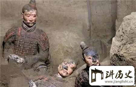 <rb>千</rb><rt>qiān</rt><rb>人</rb><rt>rén</rt><rb>千</rb><rt>qiān</rt><rb>面</rb><rt>miàn</rt><rb>的</rb><rt>de</rt><rb>兵</rb><rt>bīng</rt><rb>马</rb><rt>mǎ</rt><rb>俑</rb><rt>yǒng</rt><rb>是</rb><rt>shì</rt><rb>怎</rb><rt>zěn</rt><rb>么</rb><rt>me</rt><rb>做</rb><rt>zuò</rt><rb>出</rb><rt>chū</rt><rb>来</rb><rt>lái</rt><rb>的</rb><rt>de</rt>?<rb>工</rb><rt>gōng</rt><rb>艺</rb><rt>yì</rt><rb>复</rb><rt>fù</rt><rb>杂</rb><rt>zá</rt>