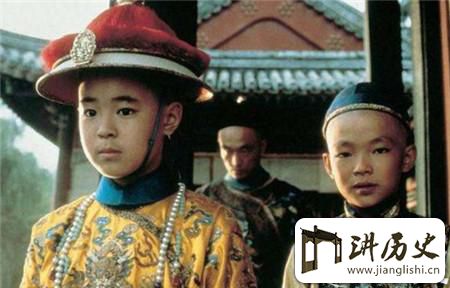 <rb>八</rb><rt>bā</rt><rb>爷</rb><rt>yé</rt><rb>九</rb><rt>jiǔ</rt><rb>爷</rb><rt>yé</rt><rb>到</rb><rt>dào</rt><rb>底</rb><rt>dǐ</rt><rb>怎</rb><rt>zěn</rt><rb>么</rb><rt>me</rt><rb>死</rb><rt>sǐ</rt><rb>的</rb><rt>de</rt>?<rb>溥</rb><rt>pǔ</rt><rb>仪</rb><rt>yí</rt><rb>在</rb><rt>zài</rt><rb>养</rb><rt>yǎng</rt><rb>心</rb><rt>xīn</rt><rb>殿</rb><rt>diàn</rt><rb>找</rb><rt>zhǎo</rt><rb>到</rb><rt>dào</rt><rb>密</rb><rt>mì</rt><rb>诏</rb><rt>zhào</rt>