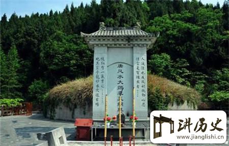 <rb>袁</rb><rt>yuán</rt><rb>天</rb><rt>tiān</rt><rb>罡</rb><rt>gāng</rt><rb>墓</rb><rt>mù</rt><rb>是</rb><rt>shì</rt><rb>有</rb><rt>yǒu</rt><rb>多</rb><rt>duō</rt><rb>神</rb><rt>shén</rt><rb>秘</rb><rt>mì</rt>?<rb>千</rb><rt>qiān</rt><rb>百</rb><rt>bǎi</rt><rb>年</rb><rt>nián</rt><rb>来</rb><rt>lái</rt><rb>竟</rb><rt>jìng</rt><rb>无</rb><rt>wú</rt><rb>人</rb><rt>rén</rt><rb>敢</rb><rt>gǎn</rt><rb>盗</rb><rt>dào</rt>