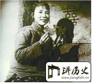 <rb>历</rb><rt>lì</rt><rb>史</rb><rt>shǐ</rt><rb>上</rb><rt>shàng</rt><rb>的</rb><rt>de</rt><rb>今</rb><rt>jīn</rt><rb>日</rb><rt>rì</rt><rb>头</rb><rt>tóu</rt><rb>条</rb><rt>tiáo</rt>:<rb>周</rb><rt>zhōu</rt><rb>恩</rb><rt>ēn</rt><rb>来</rb><rt>lái</rt><rb>总</rb><rt>zǒng</rt><rb>理</rb><rt>lǐ</rt><rb>亲</rb><rt>qīn</rt><rb>评</rb><rt>píng</rt><rb>的</rb><rt>de</rt><rb>新</rb><rt>xīn</rt><rb>中</rb><rt>zhōng</rt><rb>国</rb><rt>guó</rt>22<rb>大</rb><rt>dà</rt><rb>影</rb><rt>yǐng</rt><rb>星</rb><rt>xīng</rt><rb>你</rb><rt>nǐ</rt><rb>知</rb><rt>zhī</rt><rb>道</rb><rt>dào</rt><rb>几</rb><rt>jǐ</rt><rb>个</rb><rt>gè</rt>