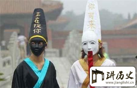 <rb>民</rb><rt>mín</rt><rb>间</rb><rt>jiān</rt><rb>传</rb><rt>chuán</rt><rb>说</rb><rt>shuō</rt><rb>中</rb><rt>zhōng</rt><rb>的</rb><rt>de</rt><rb>黑</rb><rt>hēi</rt><rb>白</rb><rt>bái</rt><rb>无</rb><rt>wú</rt><rb>常</rb><rt>cháng</rt><rb>他</rb><rt>tā</rt><rb>们</rb><rt>men</rt><rb>的</rb><rt>de</rt><rb>化</rb><rt>huà</rt><rb>身</rb><rt>shēn</rt><rb>经</rb><rt>jīng</rt><rb>历</rb><rt>lì</rt><rb>是</rb><rt>shì</rt><rb>这</rb><rt>zhè</rt><rb>样</rb><rt>yàng</rt><rb>的</rb><rt>de</rt>