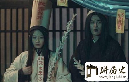 <rb>民</rb><rt>mín</rt><rb>间</rb><rt>jiān</rt><rb>传</rb><rt>chuán</rt><rb>说</rb><rt>shuō</rt><rb>中</rb><rt>zhōng</rt><rb>的</rb><rt>de</rt><rb>黑</rb><rt>hēi</rt><rb>白</rb><rt>bái</rt><rb>无</rb><rt>wú</rt><rb>常</rb><rt>cháng</rt><rb>他</rb><rt>tā</rt><rb>们</rb><rt>men</rt><rb>的</rb><rt>de</rt><rb>化</rb><rt>huà</rt><rb>身</rb><rt>shēn</rt><rb>经</rb><rt>jīng</rt><rb>历</rb><rt>lì</rt><rb>是</rb><rt>shì</rt><rb>这</rb><rt>zhè</rt><rb>样</rb><rt>yàng</rt><rb>的</rb><rt>de</rt>