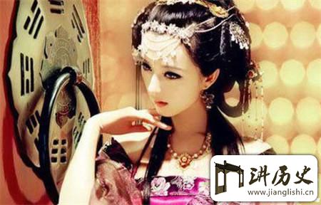 <rb>她</rb><rt>tā</rt><rb>怕</rb><rt>pà</rt><rb>是</rb><rt>shì</rt><rb>史</rb><rt>shǐ</rt><rb>上</rb><rt>shàng</rt><rb>杀</rb><rt>shā</rt><rb>伤</rb><rt>shāng</rt><rb>力</rb><rt>lì</rt><rb>最</rb><rt>zuì</rt><rb>强</rb><rt>qiáng</rt><rb>的</rb><rt>de</rt><rb>美</rb><rt>měi</rt><rb>女</rb><rt>nǚ</rt><rb>九</rb><rt>jiǔ</rt><rb>个</rb><rt>gè</rt><rb>男</rb><rt>nán</rt><rb>人</rb><rt>rén</rt><rb>因</rb><rt>yīn</rt><rb>她</rb><rt>tā</rt><rb>而</rb><rt>ér</rt><rb>死</rb><rt>sǐ</rt>