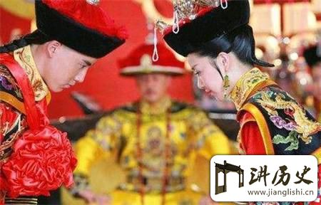 <rb>公</rb><rt>gōng</rt><rb>主</rb><rt>zhǔ</rt><rb>和</rb><rt>hé</rt><rb>驸</rb><rt>fù</rt><rb>马</rb><rt>mǎ</rt><rb>大</rb><rt>dà</rt><rb>婚</rb><rt>hūn</rt><rb>为</rb><rt>wéi</rt><rb>什</rb><rt>shí</rt><rb>么</rb><rt>me</rt><rb>要</rb><rt>yào</rt><rb>先</rb><rt>xiān</rt><rb>让</rb><rt>ràng</rt><rb>宫</rb><rt>gōng</rt><rb>女</rb><rt>nǚ</rt><rb>跟</rb><rt>gēn</rt><rb>驸</rb><rt>fù</rt><rb>马</rb><rt>mǎ</rt><rb>洞</rb><rt>dòng</rt><rb>房</rb><rt>fáng</rt>