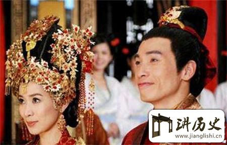 <rb>公</rb><rt>gōng</rt><rb>主</rb><rt>zhǔ</rt><rb>和</rb><rt>hé</rt><rb>驸</rb><rt>fù</rt><rb>马</rb><rt>mǎ</rt><rb>大</rb><rt>dà</rt><rb>婚</rb><rt>hūn</rt><rb>为</rb><rt>wéi</rt><rb>什</rb><rt>shí</rt><rb>么</rb><rt>me</rt><rb>要</rb><rt>yào</rt><rb>先</rb><rt>xiān</rt><rb>让</rb><rt>ràng</rt><rb>宫</rb><rt>gōng</rt><rb>女</rb><rt>nǚ</rt><rb>跟</rb><rt>gēn</rt><rb>驸</rb><rt>fù</rt><rb>马</rb><rt>mǎ</rt><rb>洞</rb><rt>dòng</rt><rb>房</rb><rt>fáng</rt>
