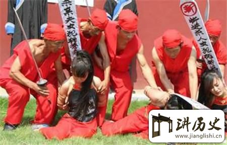 <rb>古</rb><rt>gǔ</rt><rb>代</rb><rt>dài</rt><rb>砍</rb><rt>kǎn</rt><rb>头</rb><rt>tóu</rt><rb>要</rb><rt>yào</rt><rb>吃</rb><rt>chī</rt><rb>断</rb><rt>duàn</rt><rb>头</rb><rt>tóu</rt><rb>饭</rb><rt>fàn</rt><rb>武</rb><rt>wǔ</rt><rb>则</rb><rt>zé</rt><rb>天</rb><rt>tiān</rt><rb>杀</rb><rt>shā</rt><rb>人</rb><rt>rén</rt><rb>前</rb><rt>qián</rt><rb>有</rb><rt>yǒu</rt><rb>个</rb><rt>gè</rt><rb>残</rb><rt>cán</rt><rb>忍</rb><rt>rěn</rt><rb>做</rb><rt>zuò</rt><rb>法</rb><rt>fǎ</rt>