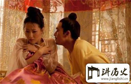 <rb>古</rb><rt>gǔ</rt><rb>代</rb><rt>dài</rt><rb>妃</rb><rt>fēi</rt><rb>嫔</rb><rt>pín</rt><rb>侍</rb><rt>shì</rt><rb>寝</rb><rt>qǐn</rt><rb>为</rb><rt>wéi</rt><rb>何</rb><rt>hé</rt><rb>要</rb><rt>yào</rt><rb>脱</rb><rt>tuō</rt><rb>光</rb><rt>guāng</rt><rb>后</rb><rt>hòu</rt><rb>被</rb><rt>bèi</rt><rb>太</rb><rt>tài</rt><rb>监</rb><rt>jiān</rt><rb>抬</rb><rt>tái</rt><rb>到</rb><rt>dào</rt><rb>龙</rb><rt>lóng</rt><rb>床</rb><rt>chuáng</rt>?