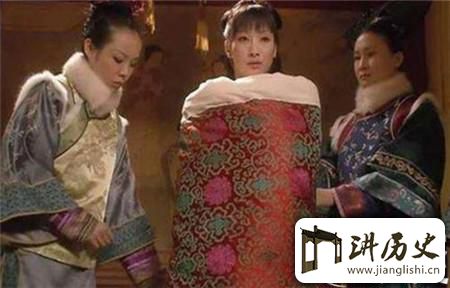 <rb>古</rb><rt>gǔ</rt><rb>代</rb><rt>dài</rt><rb>妃</rb><rt>fēi</rt><rb>嫔</rb><rt>pín</rt><rb>侍</rb><rt>shì</rt><rb>寝</rb><rt>qǐn</rt><rb>为</rb><rt>wéi</rt><rb>何</rb><rt>hé</rt><rb>要</rb><rt>yào</rt><rb>脱</rb><rt>tuō</rt><rb>光</rb><rt>guāng</rt><rb>后</rb><rt>hòu</rt><rb>被</rb><rt>bèi</rt><rb>太</rb><rt>tài</rt><rb>监</rb><rt>jiān</rt><rb>抬</rb><rt>tái</rt><rb>到</rb><rt>dào</rt><rb>龙</rb><rt>lóng</rt><rb>床</rb><rt>chuáng</rt>?