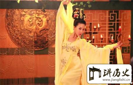 <rb>皇</rb><rt>huáng</rt><rb>帝</rb><rt>dì</rt><rb>为</rb><rt>wéi</rt><rb>何</rb><rt>hé</rt><rb>一</rb><rt>yī</rt><rb>个</rb><rt>gè</rt><rb>比</rb><rt>bǐ</rt><rb>一</rb><rt>yī</rt><rb>个</rb><rt>gè</rt><rb>短</rb><rt>duǎn</rt><rb>命</rb><rt>mìng</rt>?<rb>美</rb><rt>měi</rt><rb>女</rb><rt>nǚ</rt><rb>只</rb><rt>zhī</rt><rb>是</rb><rt>shì</rt><rb>背</rb><rt>bèi</rt><rb>黑</rb><rt>hēi</rt><rb>锅</rb><rt>guō</rt><rb>的</rb><rt>de</rt>