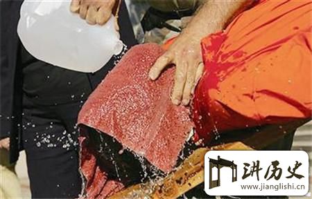 <rb>古</rb><rt>gǔ</rt><rb>代</rb><rt>dài</rt><rb>监</rb><rt>jiān</rt><rb>狱</rb><rt>yù</rt><rb>最</rb><rt>zuì</rt><rb>常</rb><rt>cháng</rt><rb>用</rb><rt>yòng</rt><rb>的</rb><rt>de</rt><rb>酷</rb><rt>kù</rt><rb>刑</rb><rt>xíng</rt><rb>工</rb><rt>gōng</rt><rb>具</rb><rt>jù</rt><rb>一</rb><rt>yī</rt><rb>种</rb><rt>zhǒng</rt><rb>让</rb><rt>ràng</rt><rb>人</rb><rt>rén</rt><rb>不</rb><rt>bú</rt><rb>寒</rb><rt>hán</rt><rb>而</rb><rt>ér</rt><rb>栗</rb><rt>lì</rt>