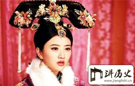 <rb>皇</rb><rt>huáng</rt><rb>权</rb><rt>quán</rt><rb>制</rb><rt>zhì</rt><rb>度</rb><rt>dù</rt><rb>下</rb><rt>xià</rt><rb>的</rb><rt>de</rt><rb>牺</rb><rt>xī</rt><rb>牲</rb><rt>shēng</rt><rb>品</rb><rt>pǐn</rt>:<rb>清</rb><rt>qīng</rt><rb>朝</rb><rt>cháo</rt><rb>公</rb><rt>gōng</rt><rb>主</rb><rt>zhǔ</rt><rb>们</rb><rt>men</rt><rb>的</rb><rt>de</rt><rb>悲</rb><rt>bēi</rt><rb>惨</rb><rt>cǎn</rt><rb>一</rb><rt>yī</rt><rb>生</rb><rt>shēng</rt>