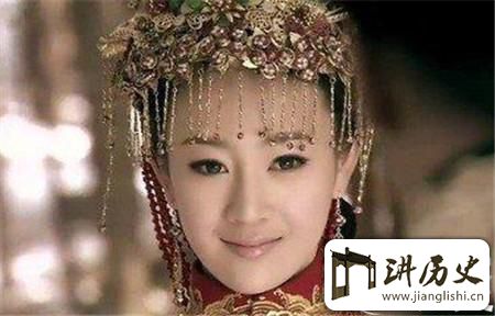<rb>皇</rb><rt>huáng</rt><rb>权</rb><rt>quán</rt><rb>制</rb><rt>zhì</rt><rb>度</rb><rt>dù</rt><rb>下</rb><rt>xià</rt><rb>的</rb><rt>de</rt><rb>牺</rb><rt>xī</rt><rb>牲</rb><rt>shēng</rt><rb>品</rb><rt>pǐn</rt>:<rb>清</rb><rt>qīng</rt><rb>朝</rb><rt>cháo</rt><rb>公</rb><rt>gōng</rt><rb>主</rb><rt>zhǔ</rt><rb>们</rb><rt>men</rt><rb>的</rb><rt>de</rt><rb>悲</rb><rt>bēi</rt><rb>惨</rb><rt>cǎn</rt><rb>一</rb><rt>yī</rt><rb>生</rb><rt>shēng</rt>