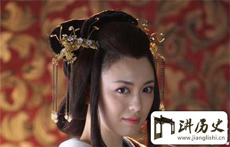 <rb>古</rb><rt>gǔ</rt><rb>代</rb><rt>dài</rt><rb>公</rb><rt>gōng</rt><rb>主</rb><rt>zhǔ</rt><rb>养</rb><rt>yǎng</rt><rb>男</rb><rt>nán</rt><rb>宠</rb><rt>chǒng</rt><rb>的</rb><rt>de</rt><rb>风</rb><rt>fēng</rt><rb>气</rb><rt>qì</rt><rb>竟</rb><rt>jìng</rt><rb>是</rb><rt>shì</rt><rb>从</rb><rt>cóng</rt><rb>她</rb><rt>tā</rt><rb>开</rb><rt>kāi</rt><rb>始</rb><rt>shǐ</rt><rb>的</rb><rt>de</rt><rb>不</rb><rt>bú</rt><rb>甘</rb><rt>gān</rt><rb>寂</rb><rt>jì</rt><rb>寞</rb><rt>mò</rt>